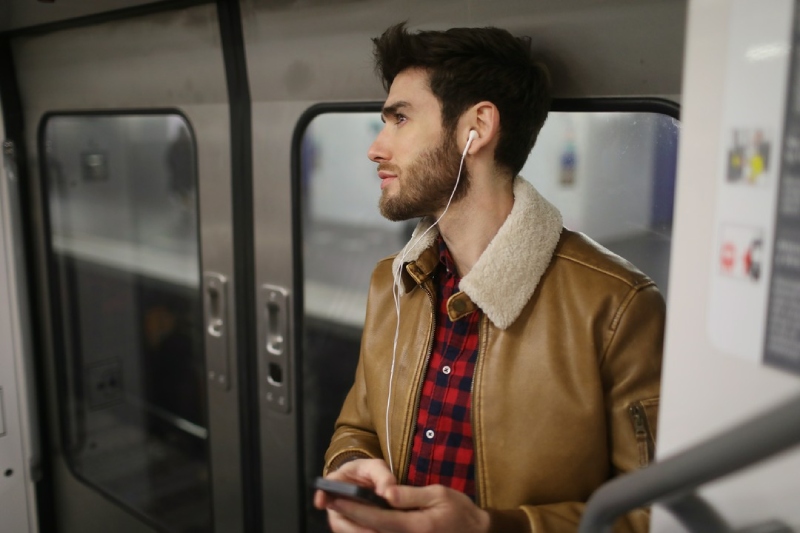 mężczyzna w metrze ze słuchawkami